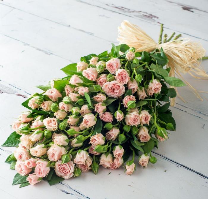 Кому можно дарить кустовые розы