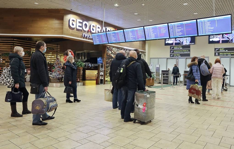 Более 120 авиарейсов задержано в Домодедово из-за последствий ледяного дождя