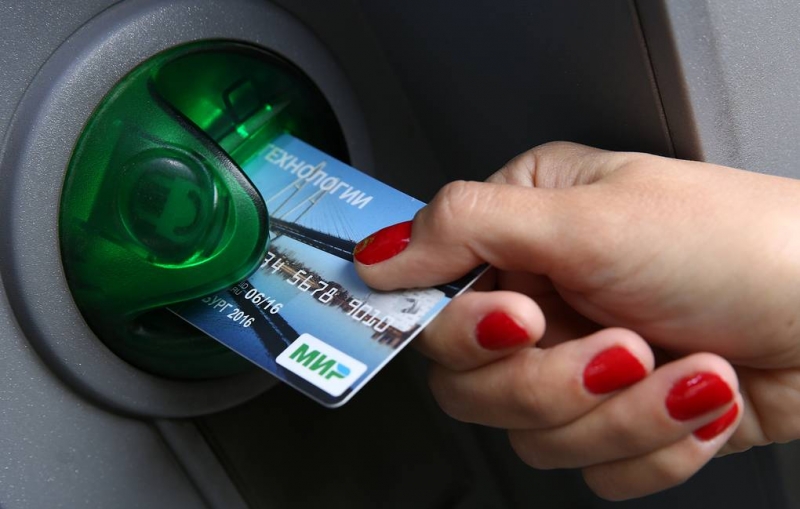 ЦБ вновь перенес срок обязательного зачисления пенсий на карты "Мир"