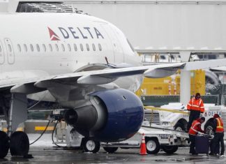 CNN: в Нью-Йорке пассажиры открыли дверь самолета и выпрыгнули из него на ходу