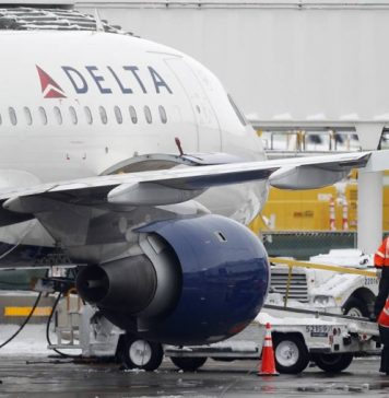 CNN: в Нью-Йорке пассажиры открыли дверь самолета и выпрыгнули из него на ходу