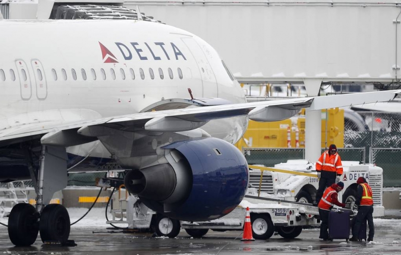 CNN: в Нью-Йорке пассажиры открыли дверь самолета и выпрыгнули из него на ходу