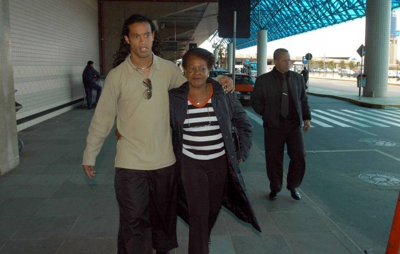 Мать чемпиона мира по футболу Роналдиньо находится в реанимации из-за коронавируса