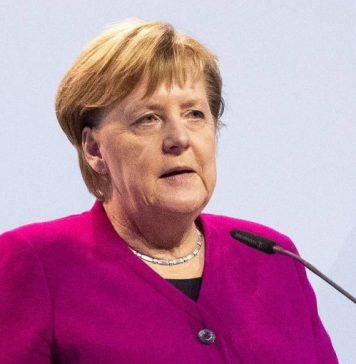 Меркель заявила, что намерена привиться от коронавируса в порядке очереди