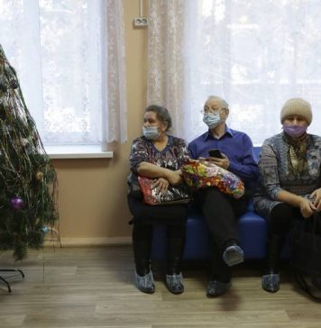 Москвичи старше 60 лет с 28 декабря смогут сделать прививку от COVID-19