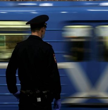 Мужчина умер в метро Москвы во время задержания полицией