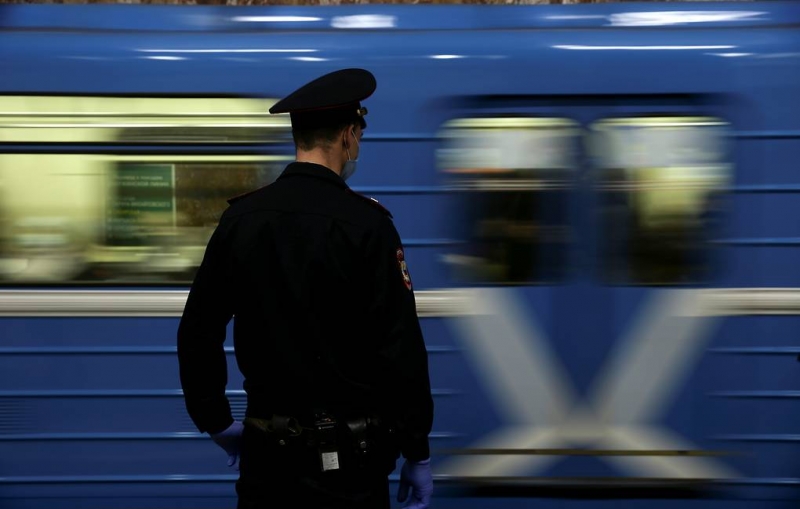 Мужчина умер в метро Москвы во время задержания полицией