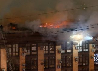 Пожар в здании Мосгоргеотреста на севере Москвы потушили