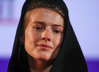 Актрису Софью Эрнст посыпали гвоздями вместо снега во время спектакля «20 Век — Бал»