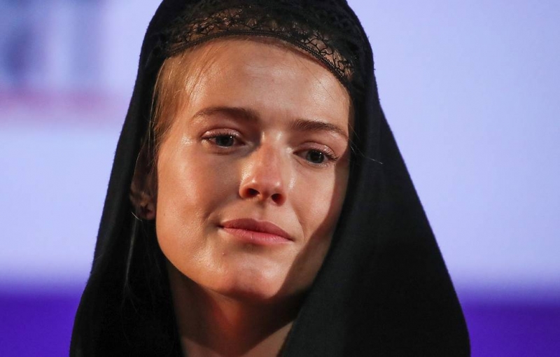 Актрису Софью Эрнст посыпали гвоздями вместо снега во время спектакля "20 Век - Бал"