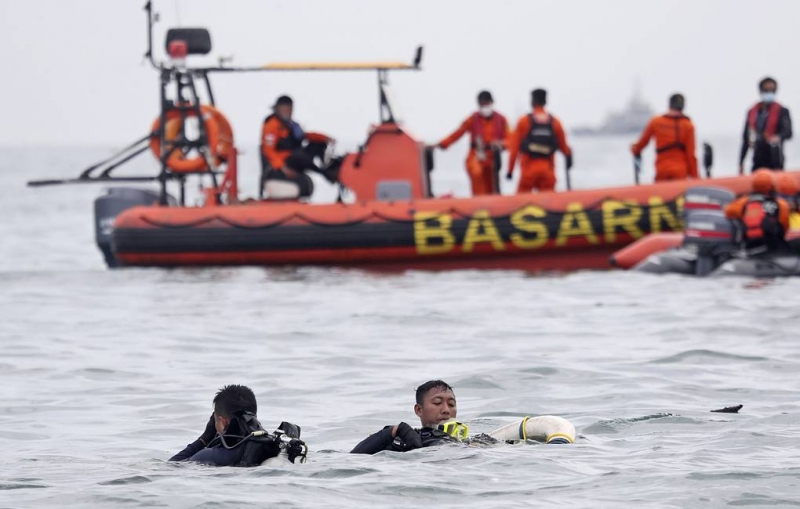 AP: водолазы обнаружили вероятное место крушения индонезийского самолета

