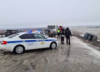 Два человека погибли при опрокидывании автобуса в Ростовской области