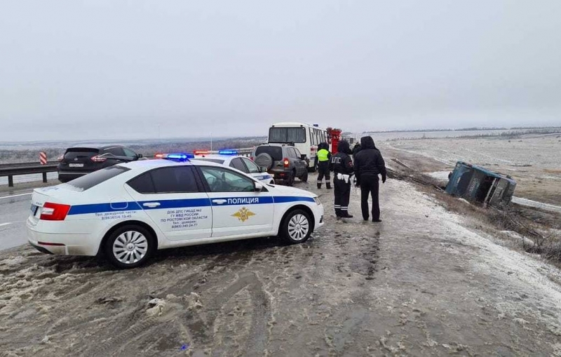 Два человека погибли при опрокидывании автобуса в Ростовской области