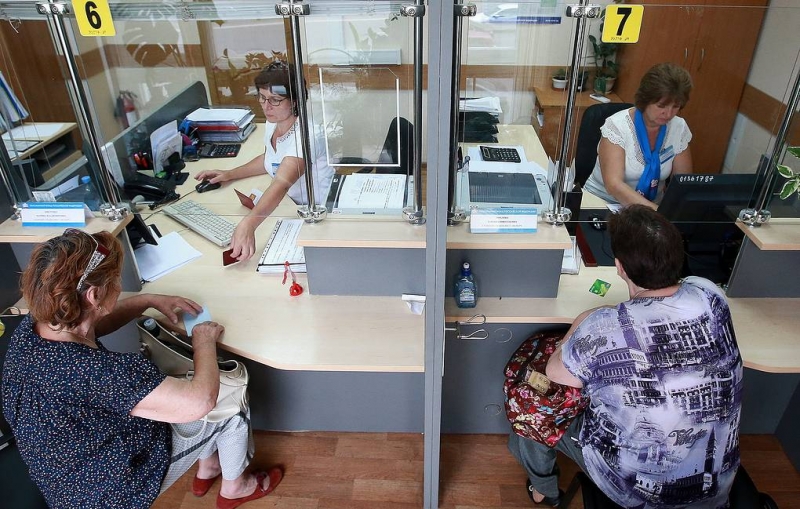 Минтруд предложил подавать заявления на выплату пенсионных накоплений электронно и в МФЦ

