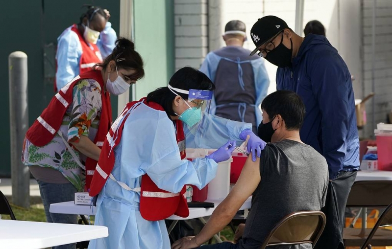 Bloomberg: число привившихся от COVID-19 американцев превысило число заразившихся в стране

