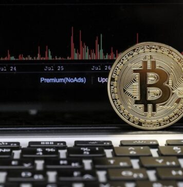 Цена биткойна снижалась более чем на 10%