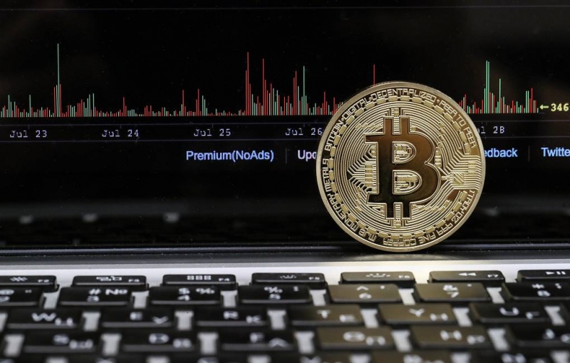 Цена биткойна снижалась более чем на 10%