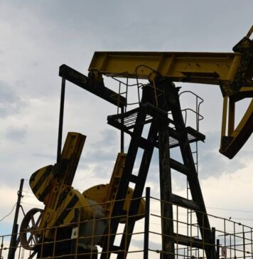 Цена нефти Brent превысила $63 впервые с января 2020 года