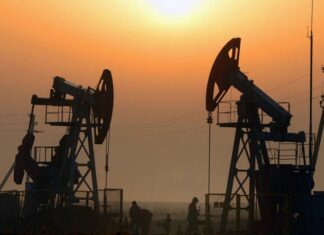 Цена нефти Brent превысила $65 за баррель впервые с января 2020 года