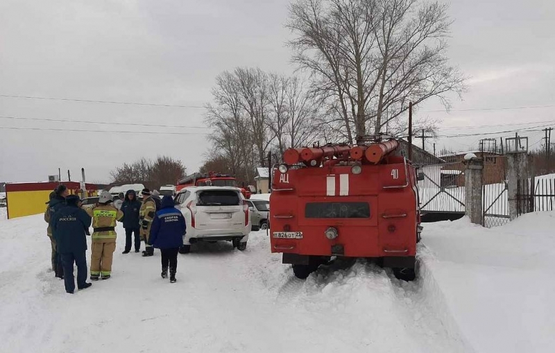 Четыре человека погибли из-за схода снега с крыши зернохранилища в Алтайском крае