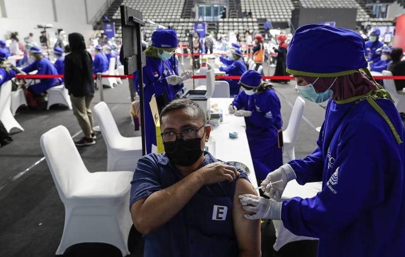 Число привившихся от коронавируса в мире вдвое превысило количество заразившихся