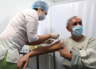 Число привившихся от коронавируса в России приближается к количеству заразившихся