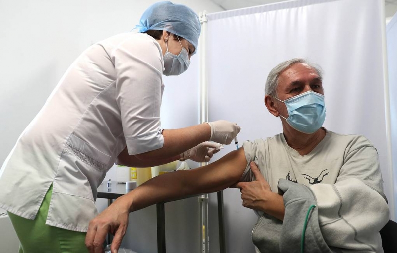 Число привившихся от коронавируса в России приближается к количеству заразившихся

