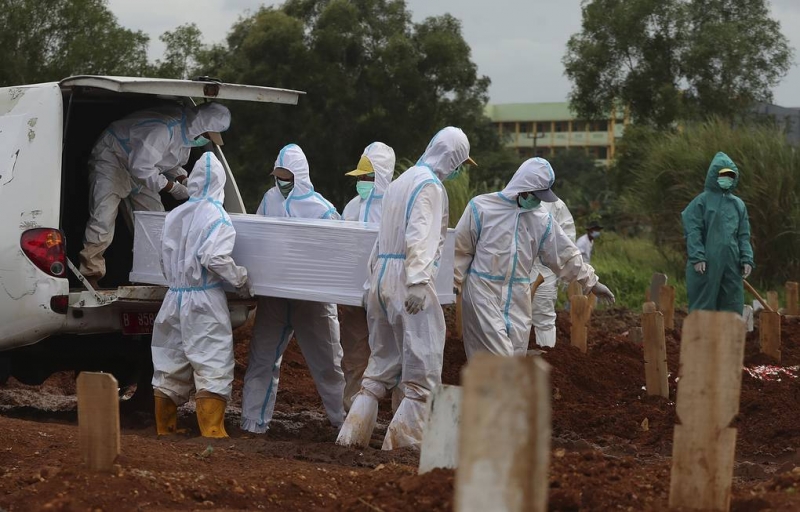 Число умерших из-за коронавируса в мире превысило 2,5 млн