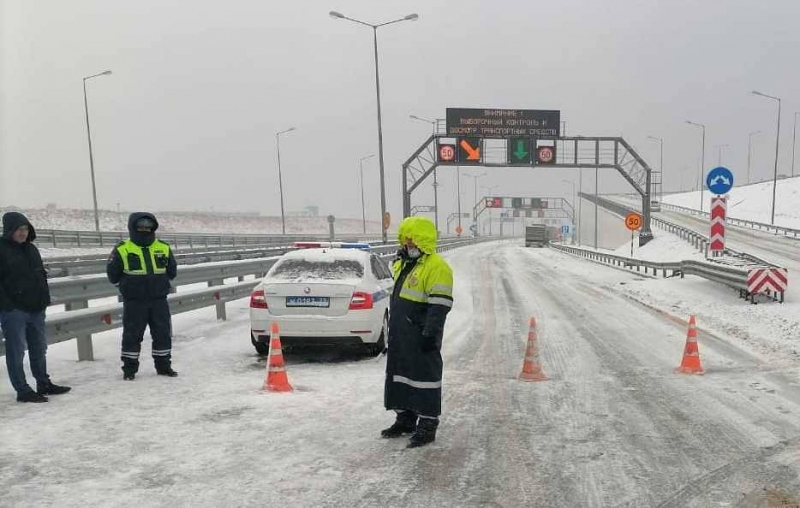 Движение по Крымскому мосту второй раз за сутки закрыли из-за непогоды
