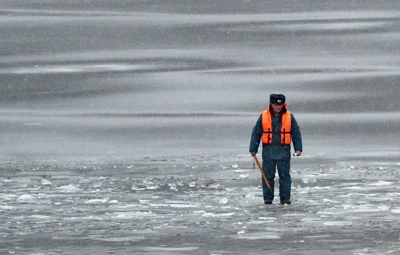 Двое детей провалились под лед и утонули в Саратовской области