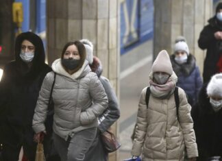 Эксперт рассказал, как долго еще нужно носить маски