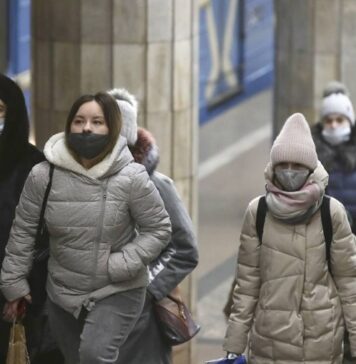 Эксперт рассказал, как долго еще нужно носить маски