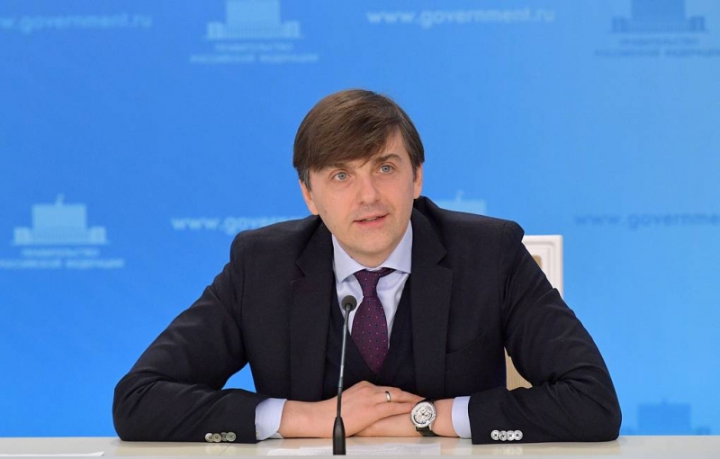 Кравцов назвал ситуацию с коронавирусом в российских школах непростой, но контролируемой

