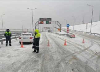 Крымский мост впервые перекрыли из-за непогоды