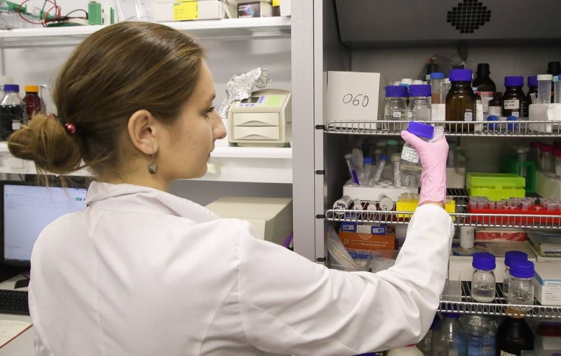 Минздрав снизил предельную отпускную цену "Спутника V" до 866 рублей

