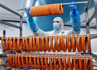 «Ъ»: мясопереработчики просят повысить закупочные цены колбас и сосисок на 10%