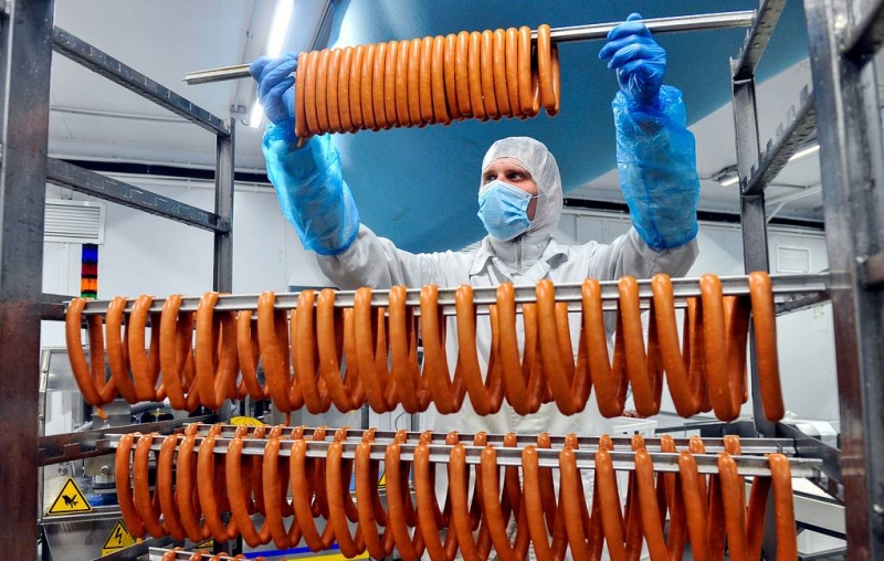 "Ъ": мясопереработчики просят повысить закупочные цены колбас и сосисок на 10%