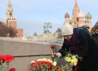 На Большом Москворецком мосту в Москве проходит акция памяти Бориса Немцова