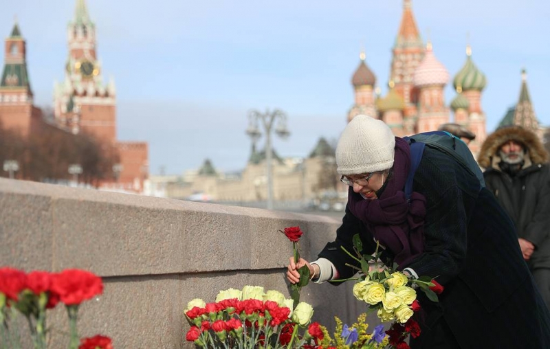 На Большом Москворецком мосту в Москве проходит акция памяти Бориса Немцова