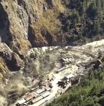 На севере Индии после схода ледника обнаружили тела десяти человек