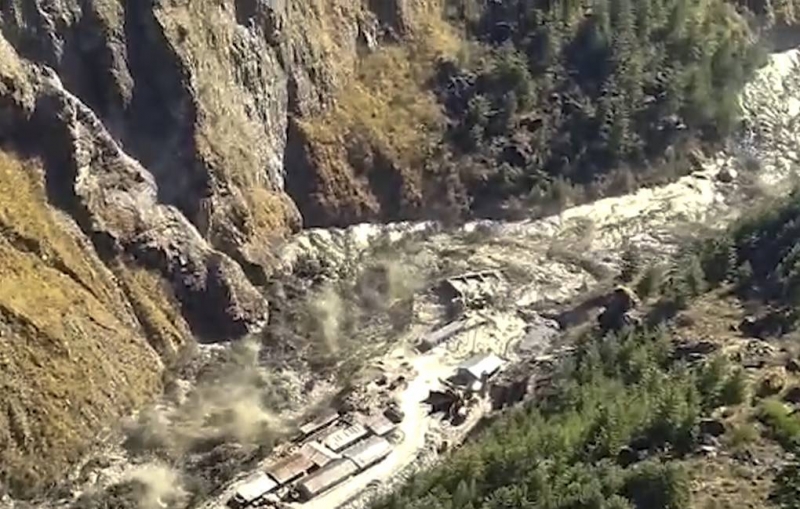 На севере Индии после схода ледника обнаружили тела десяти человек

