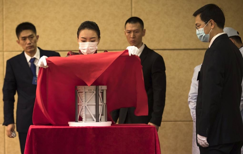 Национальный музей Китая представил публике образцы лунного грунта