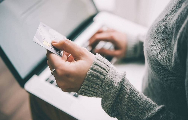 Опрос: россияне стали чаще отказываться от оплаты покупок наличными

