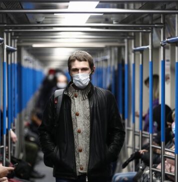 РБК: вирусологи рассказали, когда в России могут ослабить масочный режим