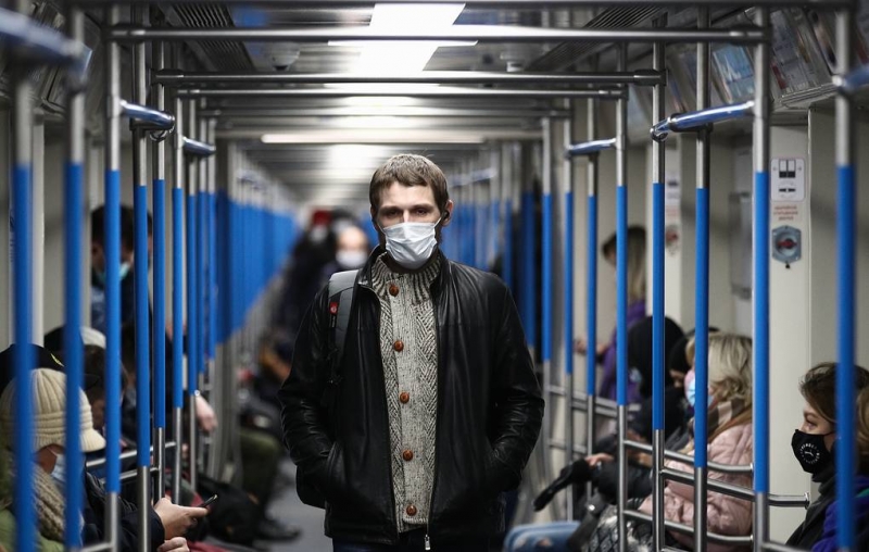 РБК: вирусологи рассказали, когда в России могут ослабить масочный режим