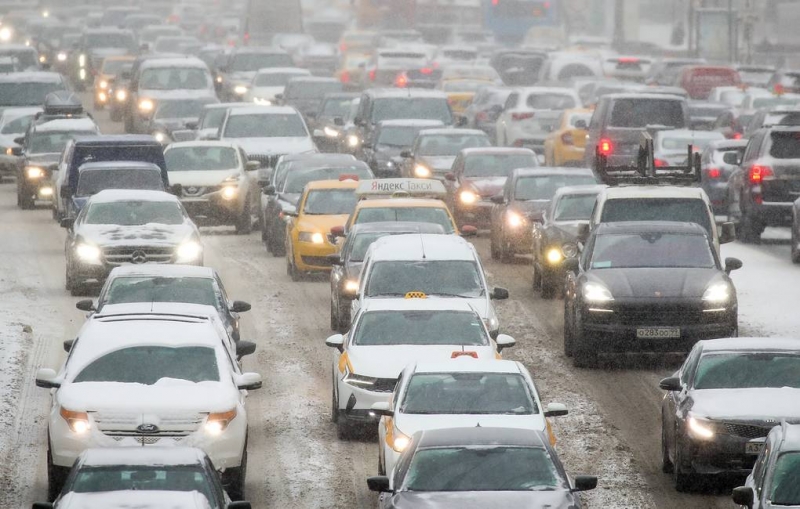 Ситуация на дорогах Москвы оценивается в 9 из 10 возможных баллов из-за снегопада

