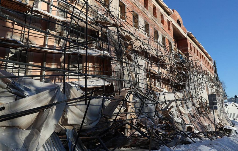 Строительные леса обрушились в центре Москвы

