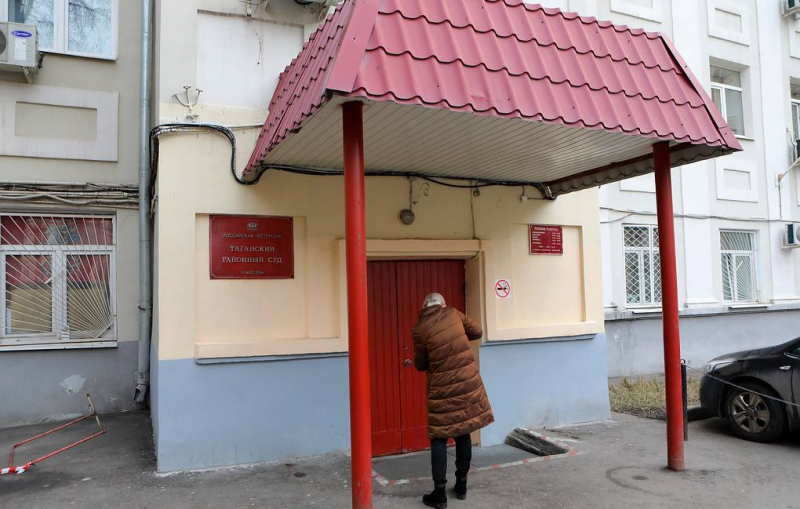 Суд в Москве арестовал обвиняемого в поджоге машины Росгвардии во время акции 31 января