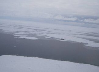 В Баренцевом море у траулера отказал двигатель