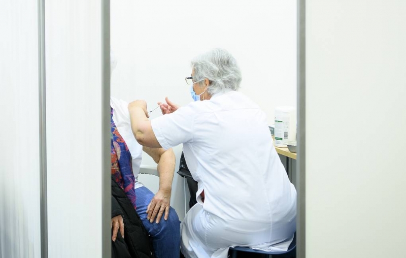 В Японии заявили, что часть вакцины компании Pfizer в стране придется выбросить

